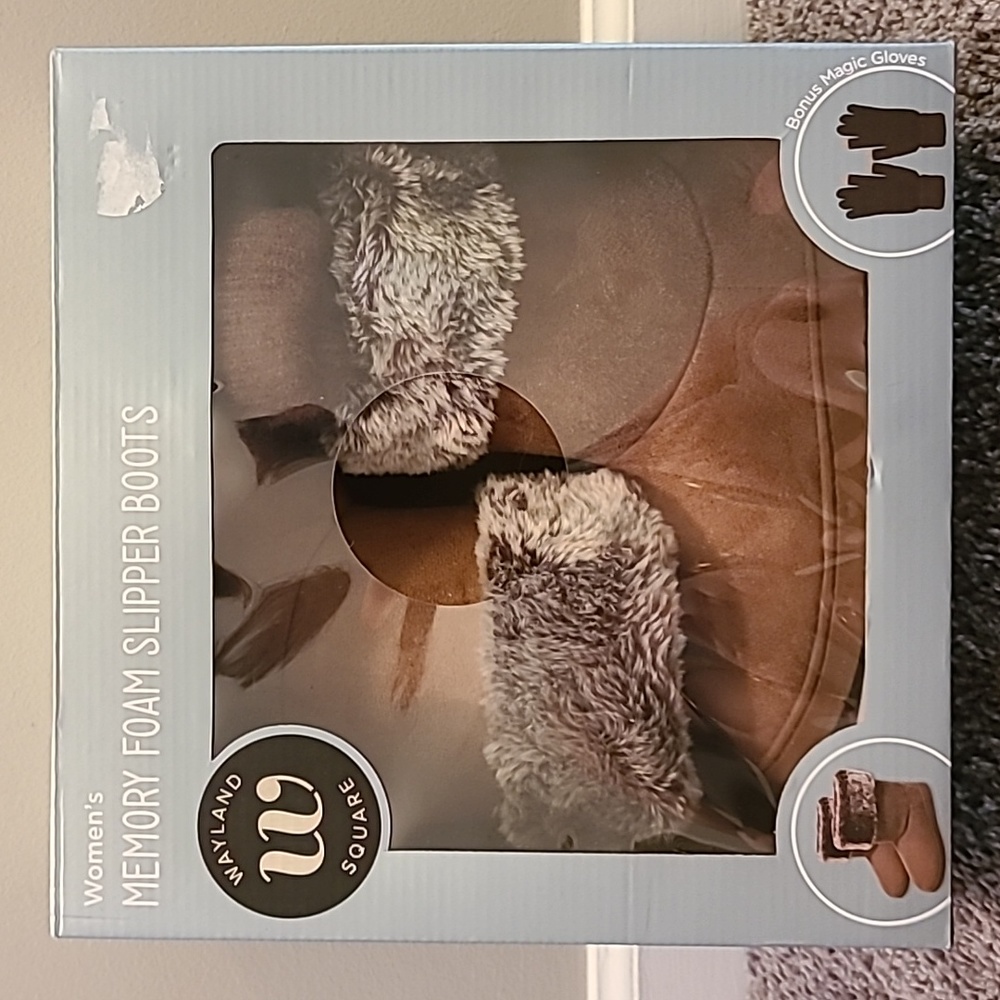 Wayland Square Woman's Memory Foam Slipper Boots (size 7-8) with gloves